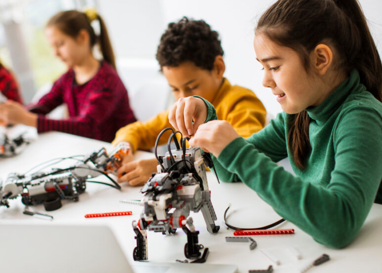 Membangun Masa Depan dengan Robotika: Peran Pendidikan dalam Mengembangkan Keahlian