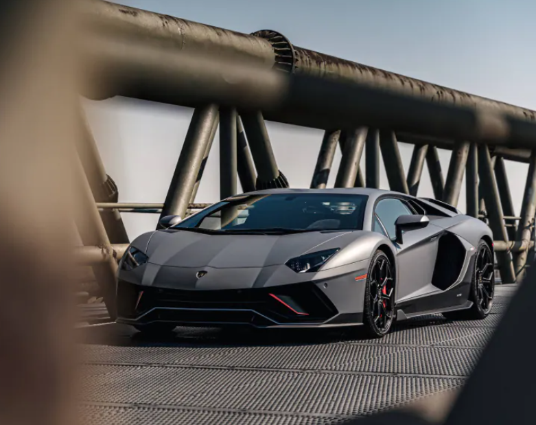 Lamborghini Aventador: Ikon Supercar yang Menggugah Keberanian